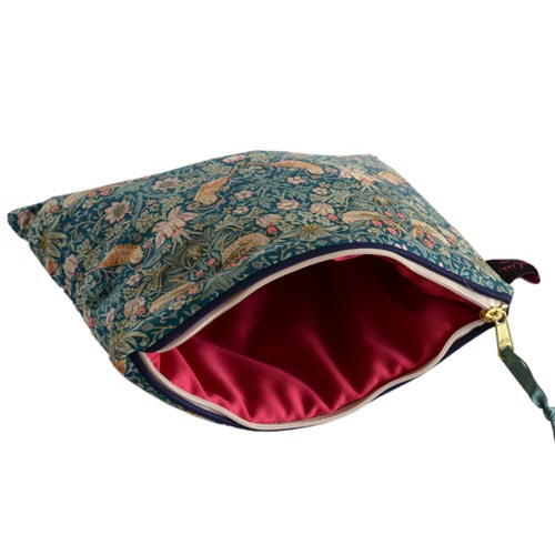 アリスキャロライン リバティ タナローン ミディアムフラットポーチ 小物入れ モリス いちご泥棒