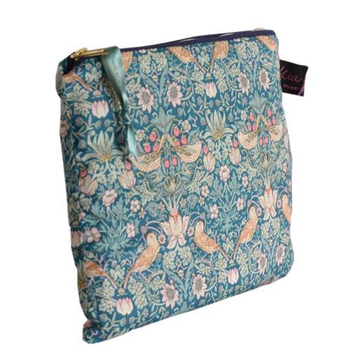 アリスキャロライン リバティ タナローン ミディアムフラットポーチ 小物入れ モリス いちご泥棒