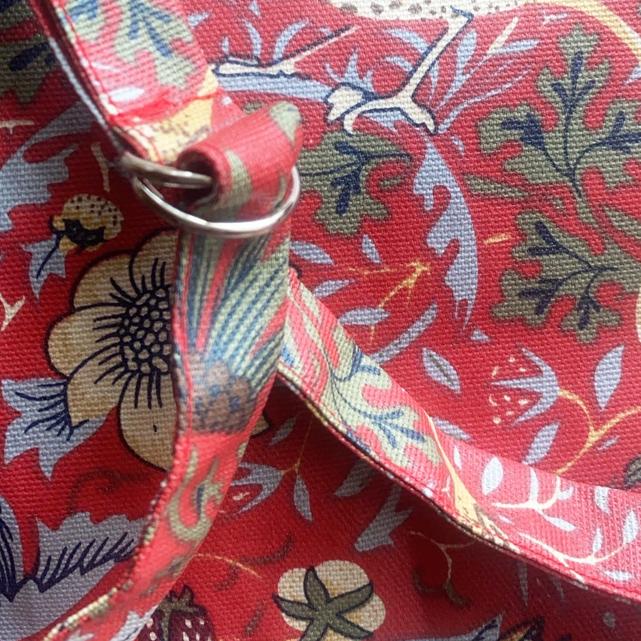 ウィリアムモリス オイルクロス エプロン ストロベリーシーフ いちご泥棒 首紐調整可