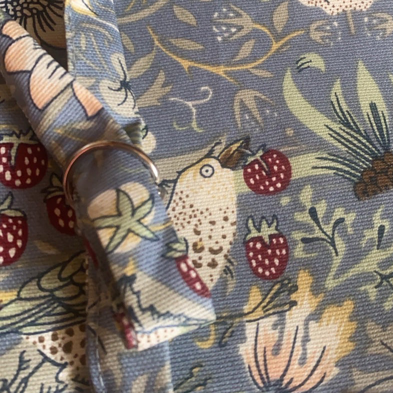 ウィリアムモリス オイルクロス エプロン ストロベリーシーフ いちご泥棒 首紐調整可