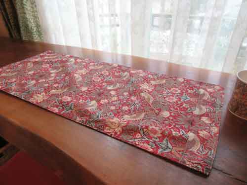 イギリス製 ローラズボウ ウィリアム モリス テーブルセンター タペストリー コンプトン ストロベリーシーフ