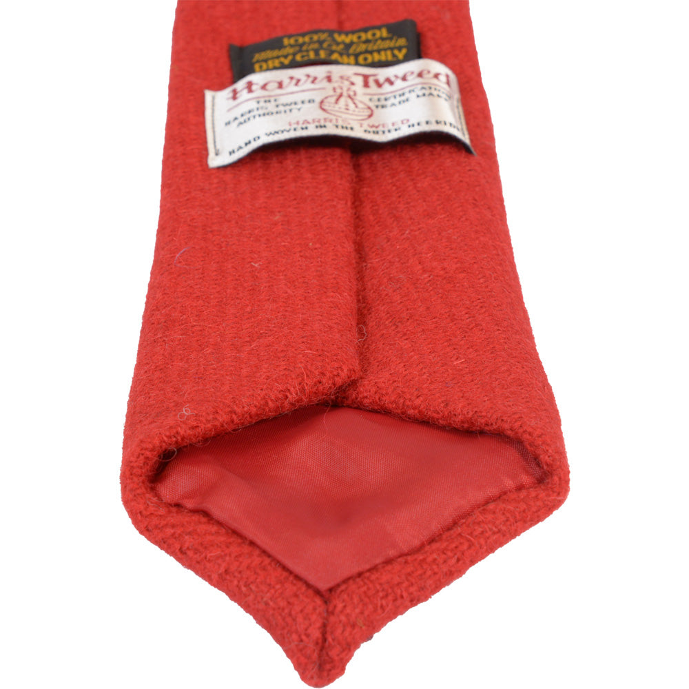 ハリスツイード(Harris Tweed)のウールネクタイ「Crimson Red」。クリムゾンレッド、裏面・ハリスツイードのラベル(HTNT17)。