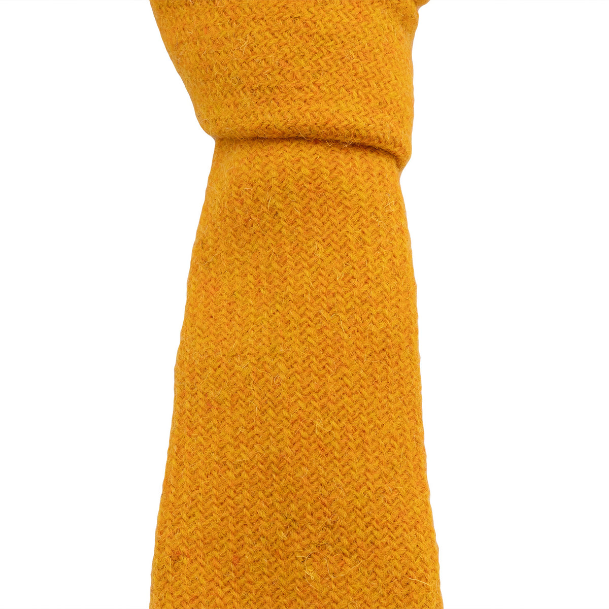 ハリスツイード(Harris Tweed)のウールネクタイ「Golden Yellow」。ゴールデンイエロー、結び目と生地の質感(HTNT18)。