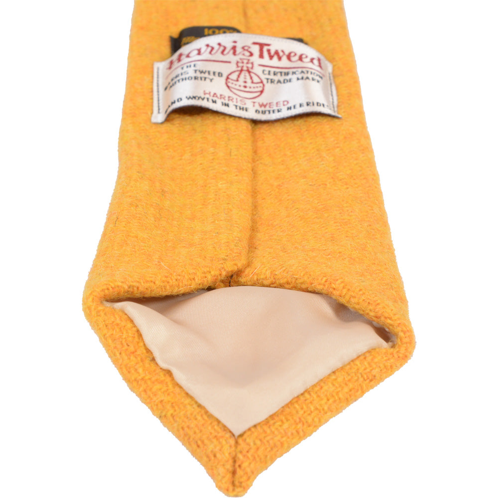 ハリスツイード(Harris Tweed)のウールネクタイ「Golden Yellow」。ゴールデンイエロー、裏面・ハリスツイードのラベル(HTNT18)。