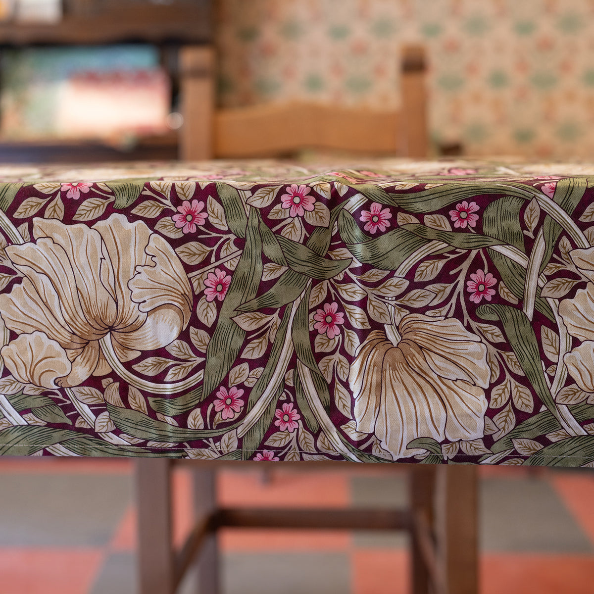 ウィリアム・モリス(William Morris)のコットンテーブルクロス。aubergine pimpernel(オーベルジーヌ・ピンパーネル)の柄の画像。複数サイズで使用される共通画像。