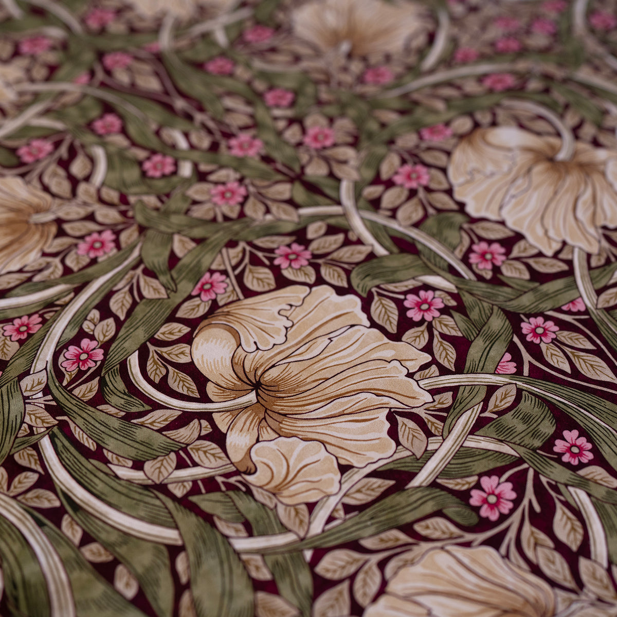 ウィリアム・モリス(William Morris)のコットンテーブルクロス。aubergine pimpernel(オーベルジーヌ・ピンパーネル)の柄の画像。複数サイズで使用される共通画像。