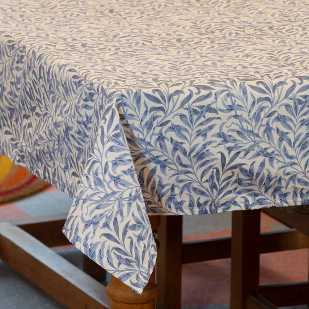 ウィリアム・モリス(William Morris)のコットンテーブルクロス。長方形132×228cm、Blue Willow(ブルーウィロー)。柄のデザイン画像。品番LBTBCCTR22812