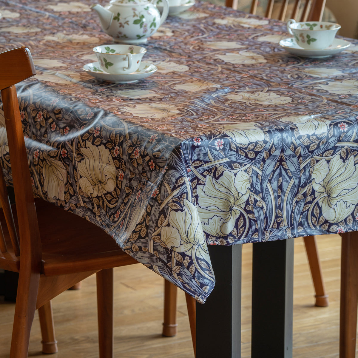 ウィリアム・モリス(William Morris)のPVCテーブルクロス。長方形132×228cm、Pimpernel Blue(ピンパーネル・ブルー)のデザイン。品番LCTBCSNPVR22871。画像1