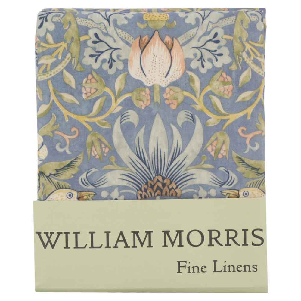 ウィリアム・モリス(William Morris)のPVCテーブルクロス。長方形132×228cm、Strawberry Thief Slate(ストロベリーシーフ・スレイト/いちご泥棒)。鳥といちご、草花を描いたデザイン。品番LCTBCSNPVR22876