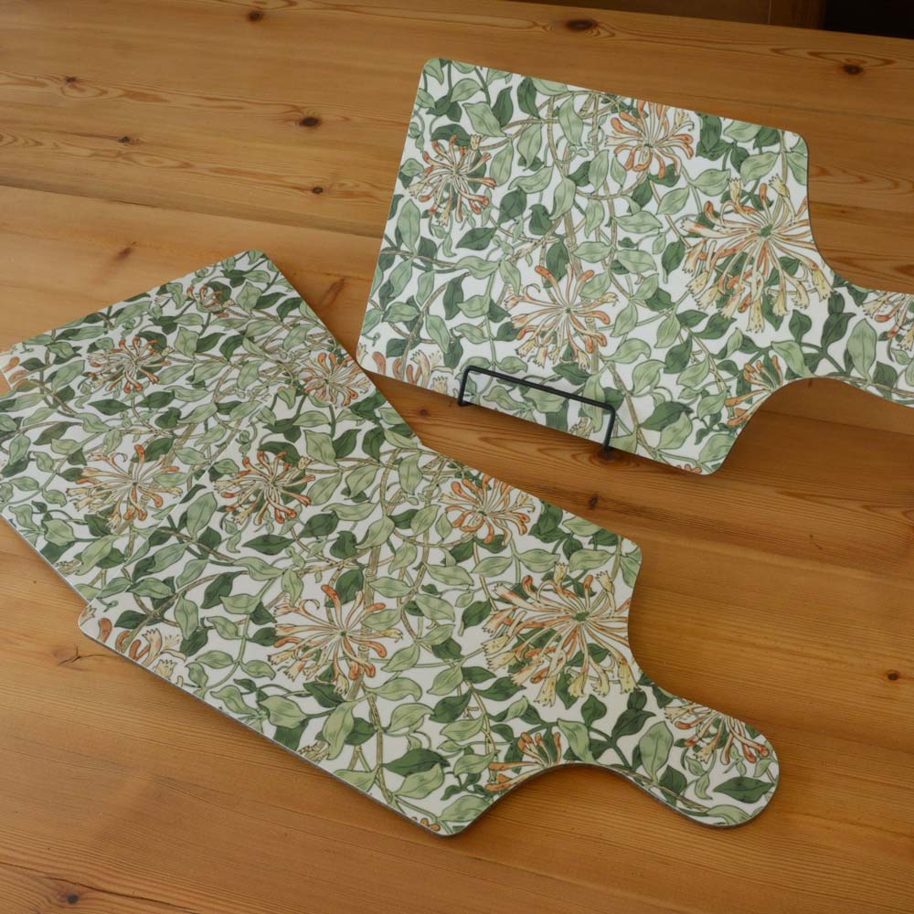 ウィリアム・モリス William Morris カッティングボード Honeysuckle（ハニーサックル） 20×37cm、まな板、サービングボード、キッチン用品、英国雑貨、品番CWCB95、画像1