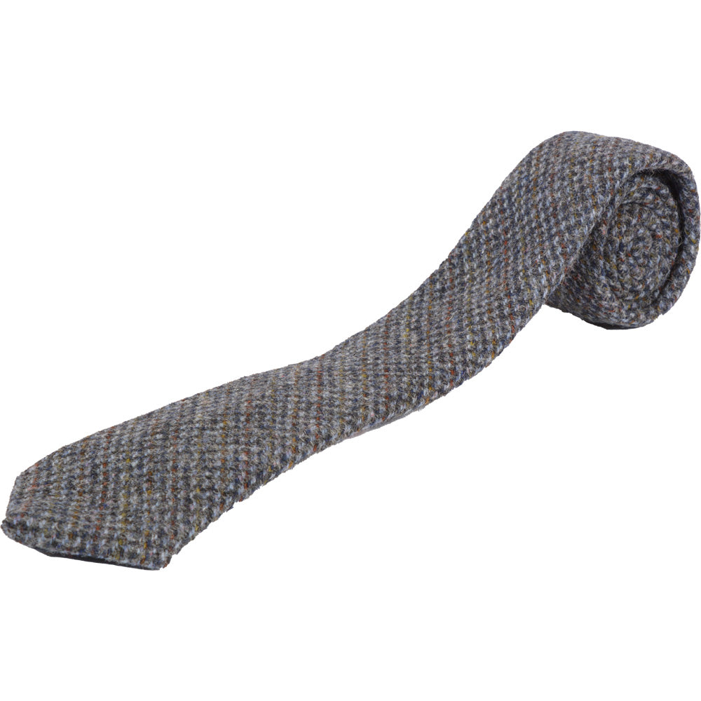 ハリスツイード（Harris Tweed）のウールネクタイ「Clement」。グレーを基調にした織り柄、全体（HTNT11）。