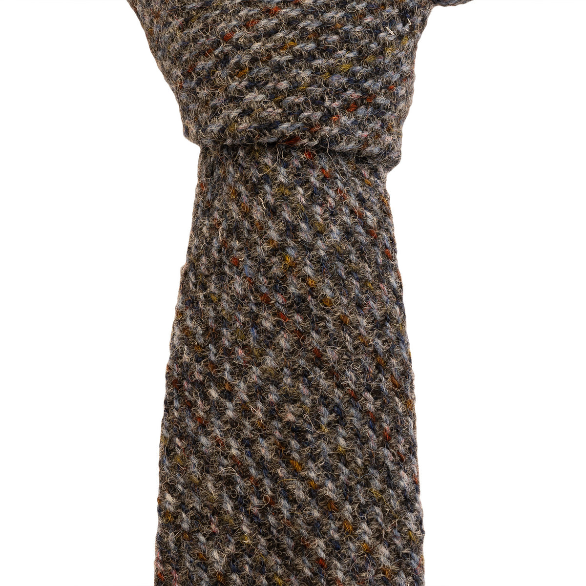 ハリスツイード（Harris Tweed）のウールネクタイ「Kyle」。グレーとブラウンを基調にした織り柄、結び目と生地の質感（HTNT12）。