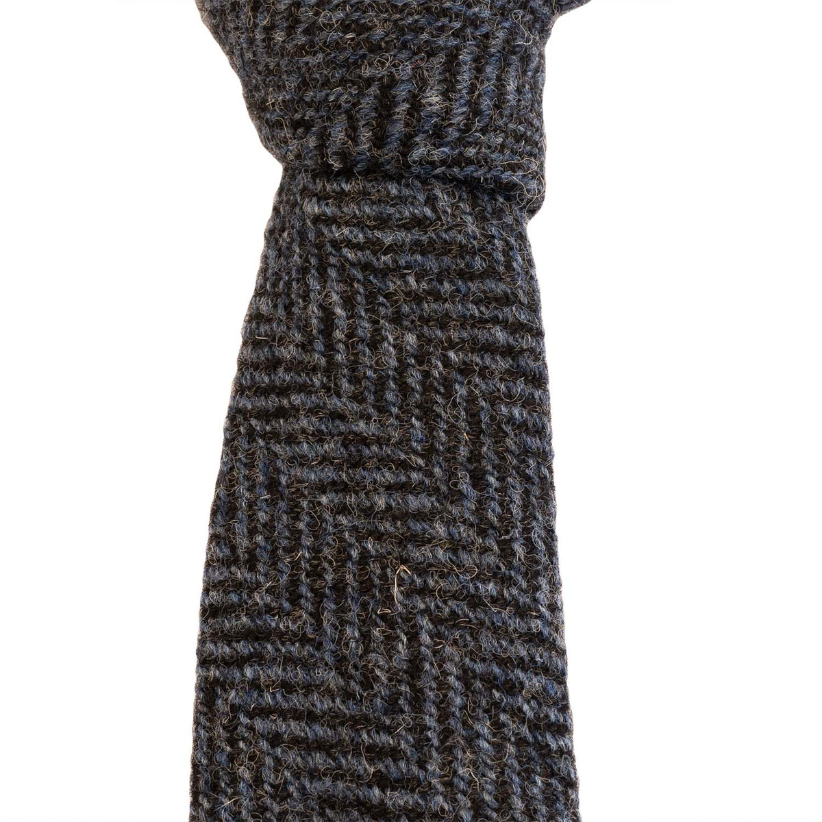 ハリスツイード（Harris Tweed）のウールネクタイ「Northton」。ブルー系のヘリンボーン柄、結び目と織り柄（HTNT10）。