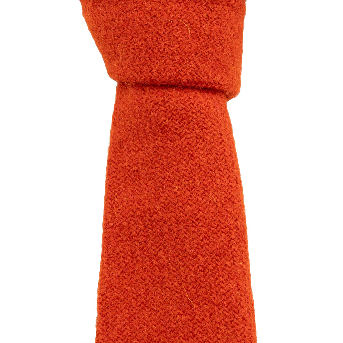 ハリスツイード（Harris Tweed）のウールネクタイ「Orange Red」。オレンジレッド、結び目と生地の質感（HTNT16）。