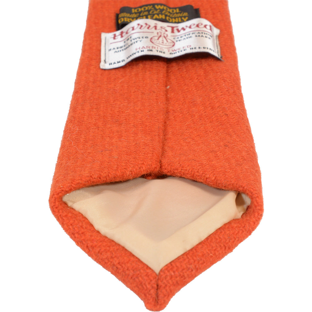 ハリスツイード（Harris Tweed）のウールネクタイ「Orange Red」。オレンジレッド、裏面・ハリスツイードのラベル（HTNT16）。