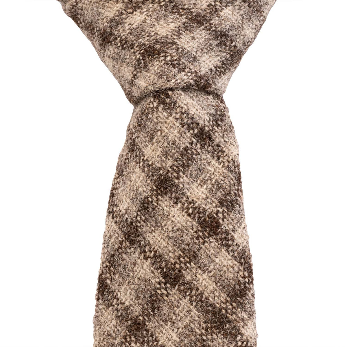 ジェイコブウールのネクタイ「Jacob Tartan」。グレー系のタータンチェック、結び目と生地の質感（JW10）。