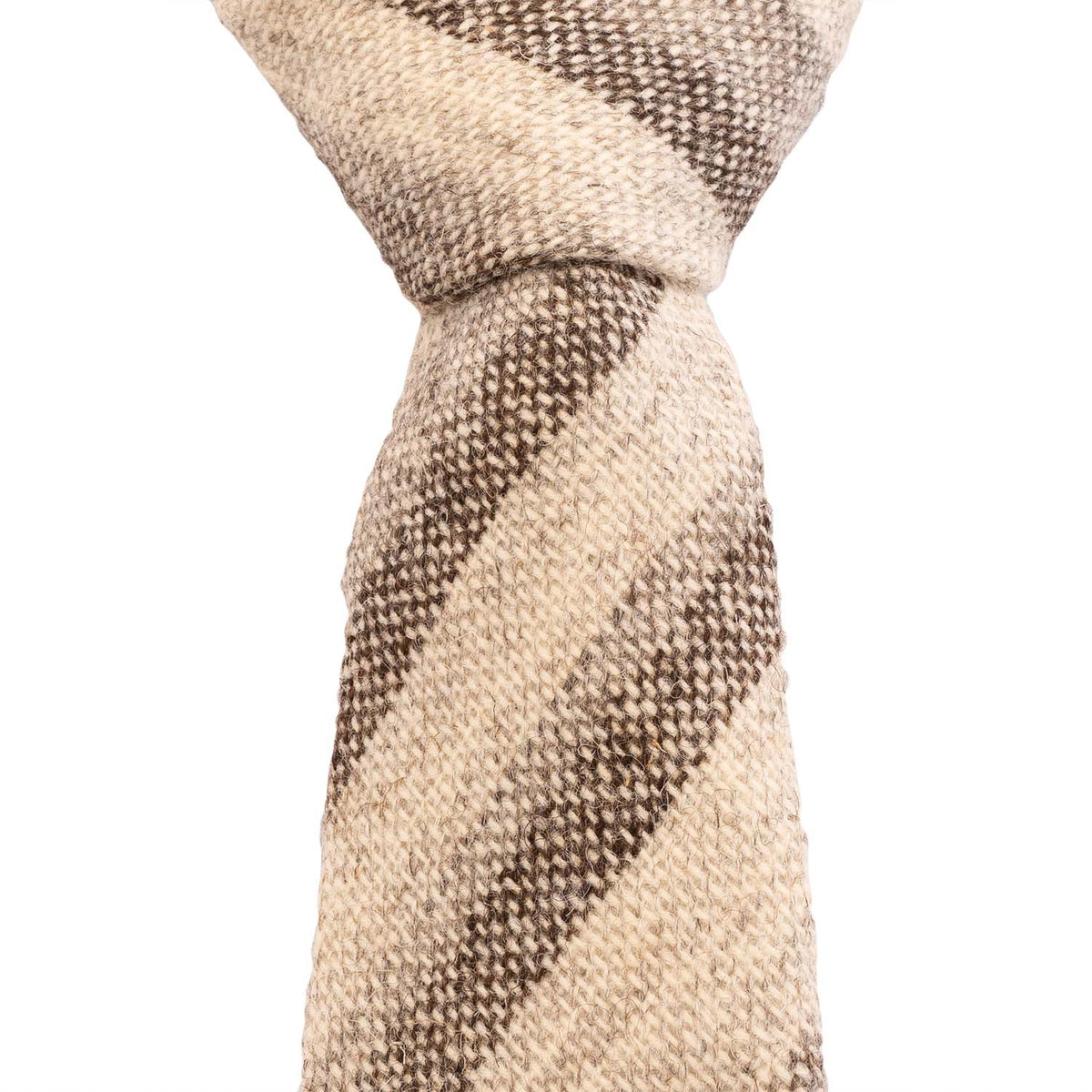 ジェイコブウールのネクタイ「Light Stripe」。明るいグレーと白のストライプ、結び目と生地の質感（JW05）。