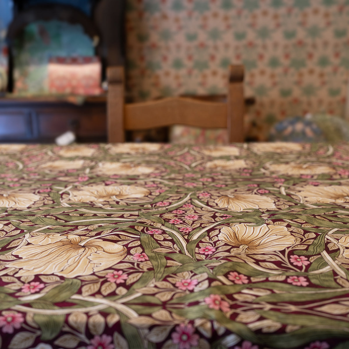 ウィリアム・モリス（William Morris）のコットンテーブルクロス。aubergine pimpernel（オーベルジーヌ・ピンパーネル）の柄の画像。複数サイズで使用される共通画像。