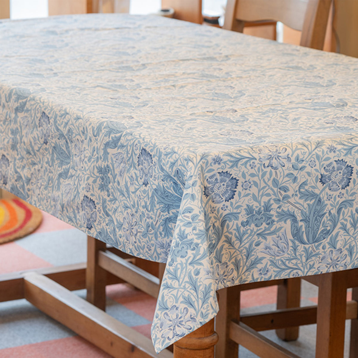 ウィリアム・モリス（William Morris）のコットンテーブルクロス。blue compton（ブルーコンプトン）の柄の画像。複数サイズの商品で使用される共通画像。