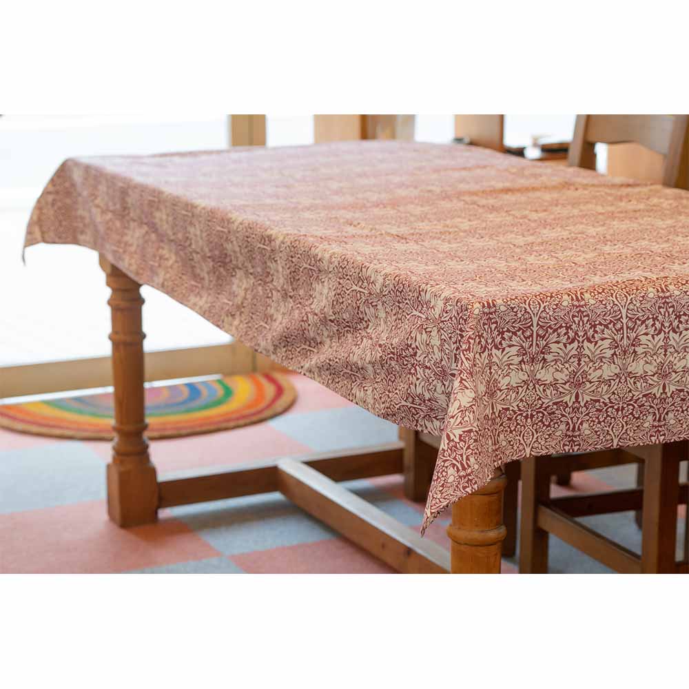 ウィリアム・モリス（William Morris）のコットンテーブルクロス。長方形132×228cm、Brother Rabbit Red（ブラザーラビット・レッド）。柄のデザイン画像。品番LBTBCCTR22814