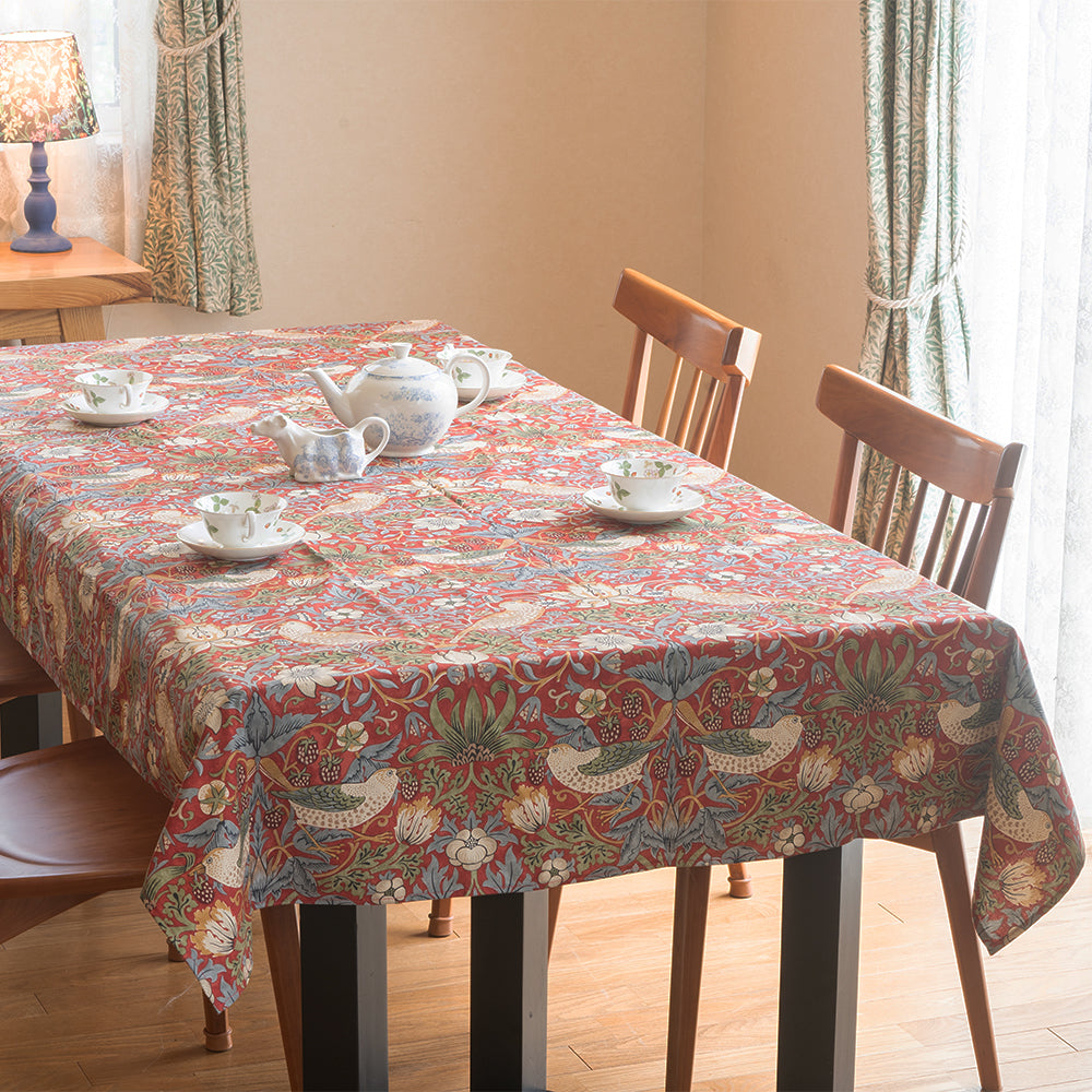 ウィリアム・モリス（William Morris）のコットンテーブルクロス。長方形132×228cm、Strawberry Thief Crimson（ストロベリーシーフ・クリムゾン／いちご泥棒）。柄のデザイン画像。品番LCTBCSNCTR22875