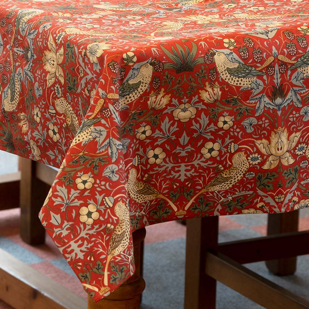 ウィリアム・モリス（William Morris）のコットンテーブルクロス。strawberry thief red（ストロベリーシーフ・レッド／いちご泥棒）の柄の画像。複数サイズの商品で使える共通画像。