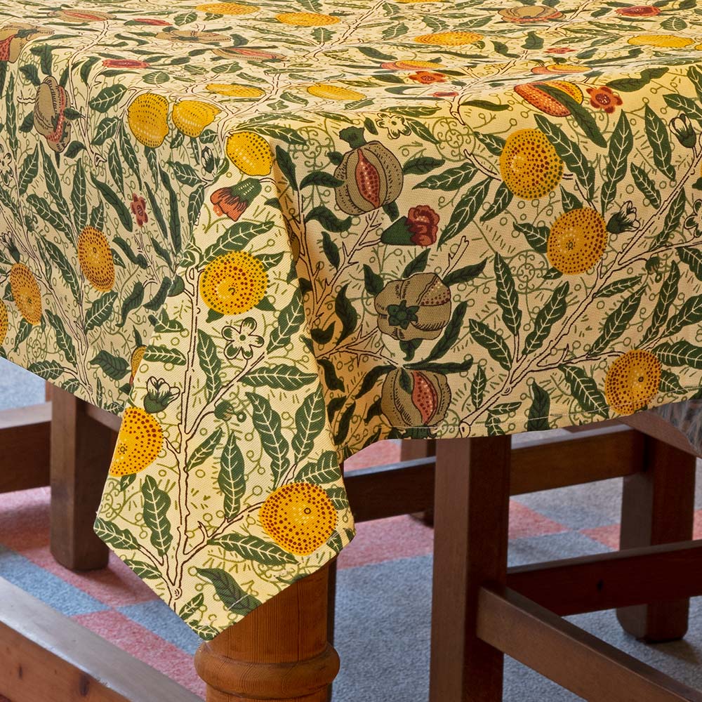 ウィリアム・モリス（William Morris）のオイルクロステーブルクロス。長方形132×228cm、Fruits（フルーツ）。柄のデザイン画像。品番LCTBCGYOCR22830