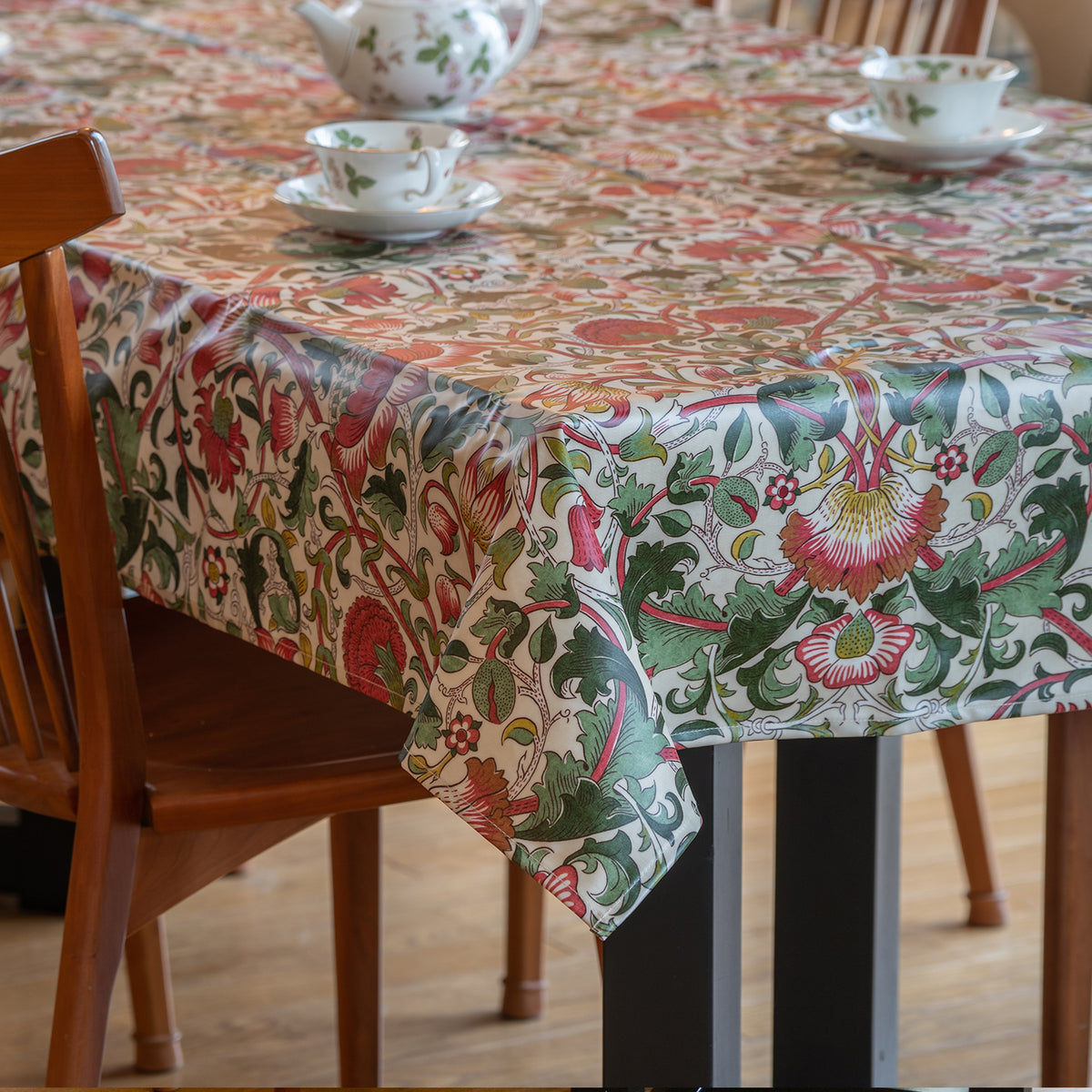 ウィリアム・モリス（William Morris）のPVCテーブルクロス、長方形132×228cm、Lodden（ロデン）。生地と柄の画像。品番LCTBCSNPVR22889